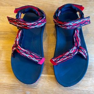 Teva sandals in great pre- loved shape!